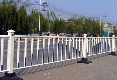 咸寧車(chē)道分隔護(hù)欄 價(jià)格透明、資質(zhì)齊全、型號(hào)多樣、款式新穎，助力道路機(jī)動(dòng)車(chē)輛安全通行